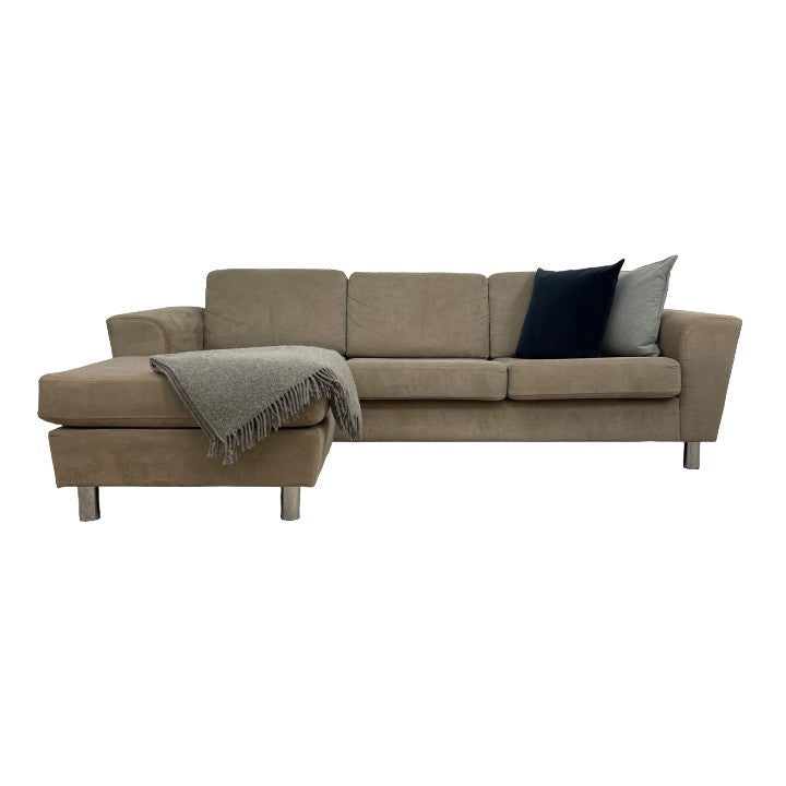 Nyrenset | Beige vendbar sjeselongsofa i fløyelsstoff