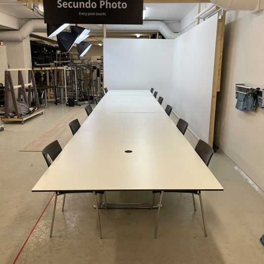 ForaForm møteromsbord i hvit, 7 meter bredt