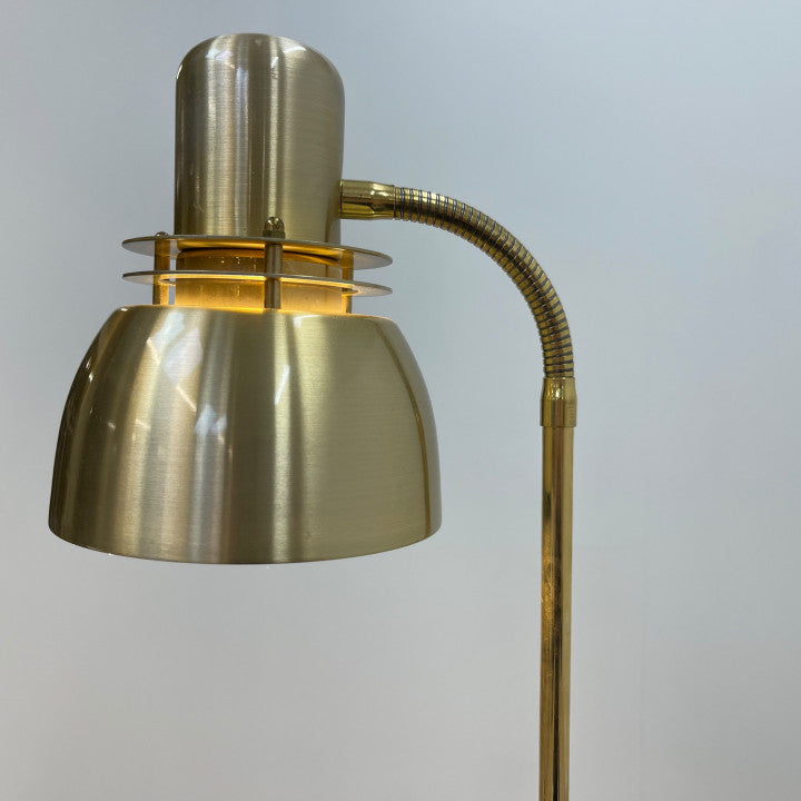 Moderne gulvlampe i gullfarge