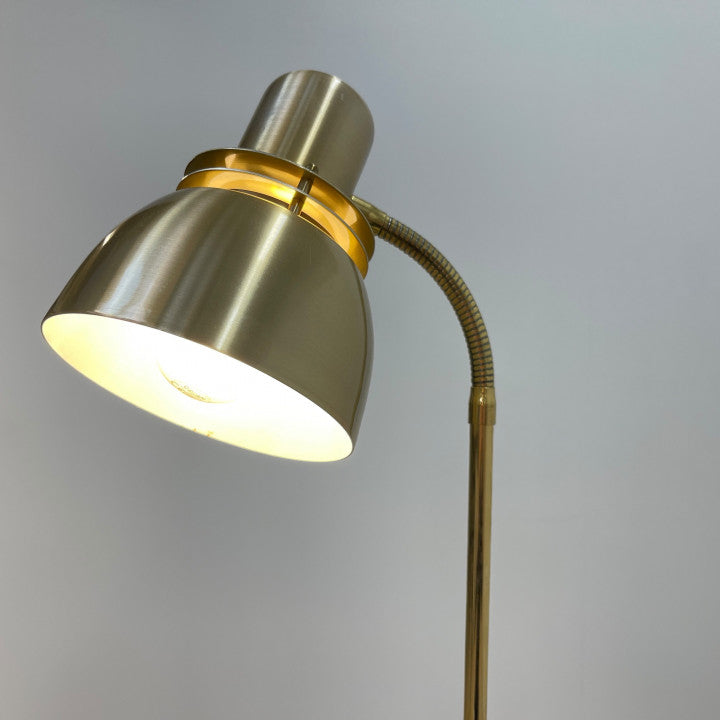 Moderne gulvlampe i gullfarge