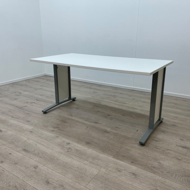 Solid skrivebord med hvit bordplate (150x80)