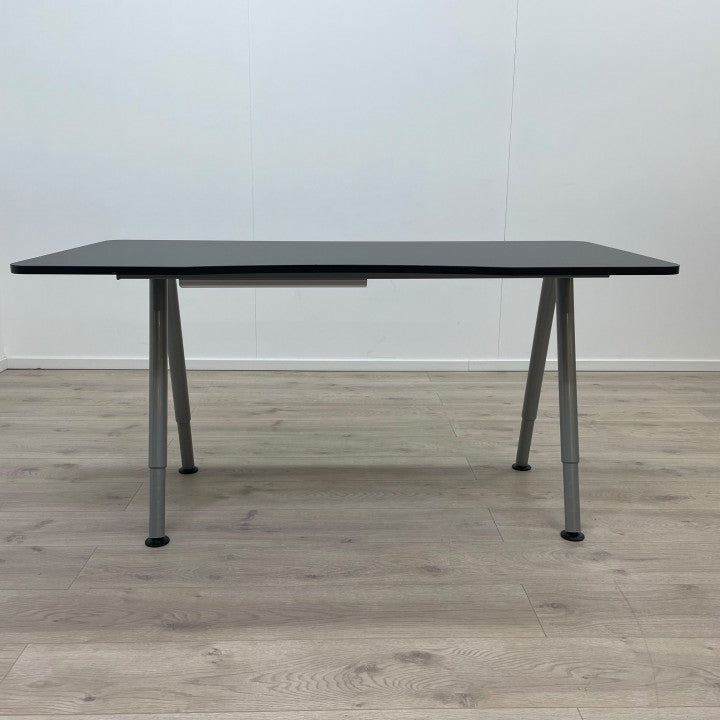 IKEA Galant manuelt hev/senk skrivebord med sort bordplate