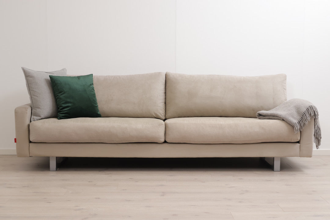 Nyrenset | Beige Raun 3-seter sofa i fløyelsstoff med dunputer