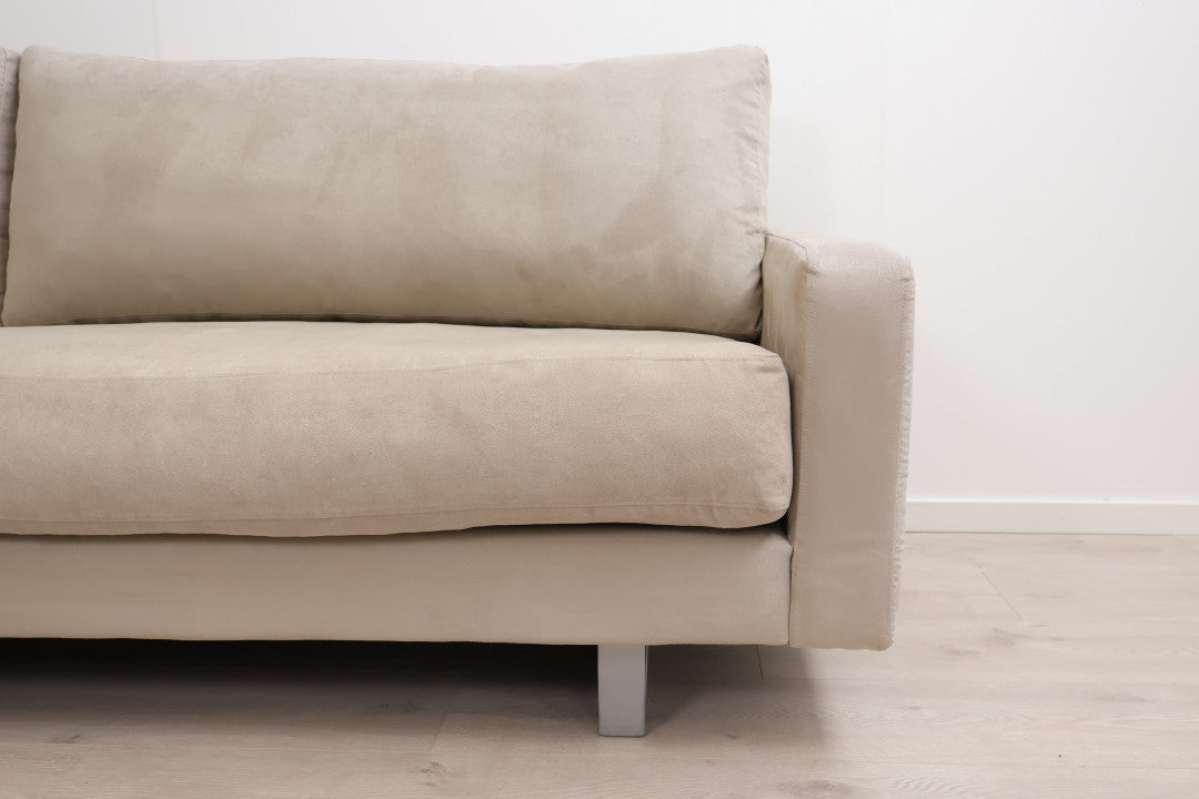 Nyrenset | Beige Raun 3-seter sofa i fløyelsstoff med dunputer