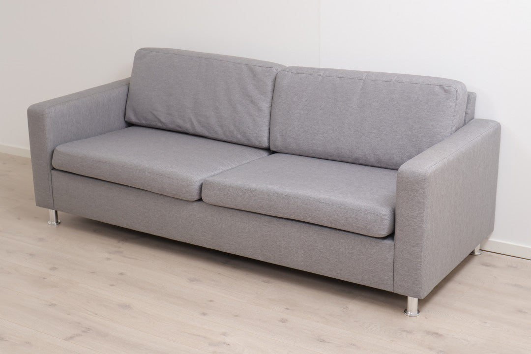 Nyrenset | Grå og moderne 3-seter sofa