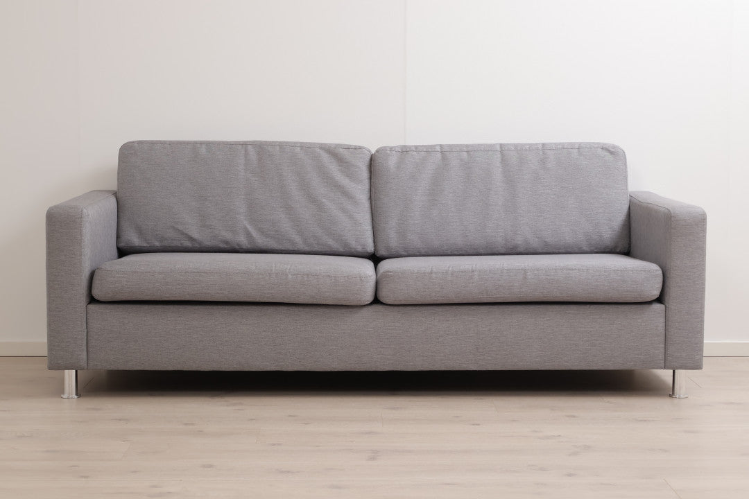 Nyrenset | Grå og moderne 3-seter sofa