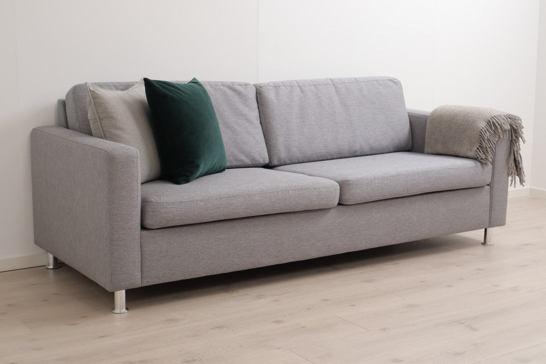 Nyrenset | Grå og moderne 3-seter sofa