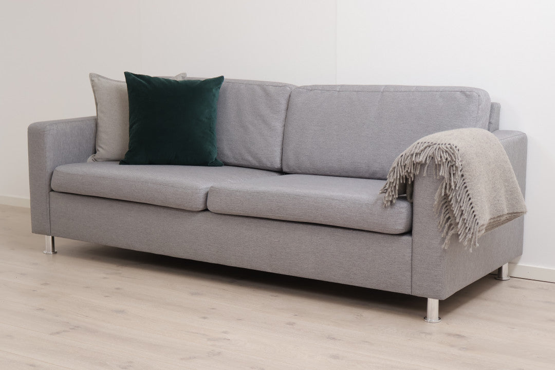 Nyrenset | Grå og moderne 3-seter sofa