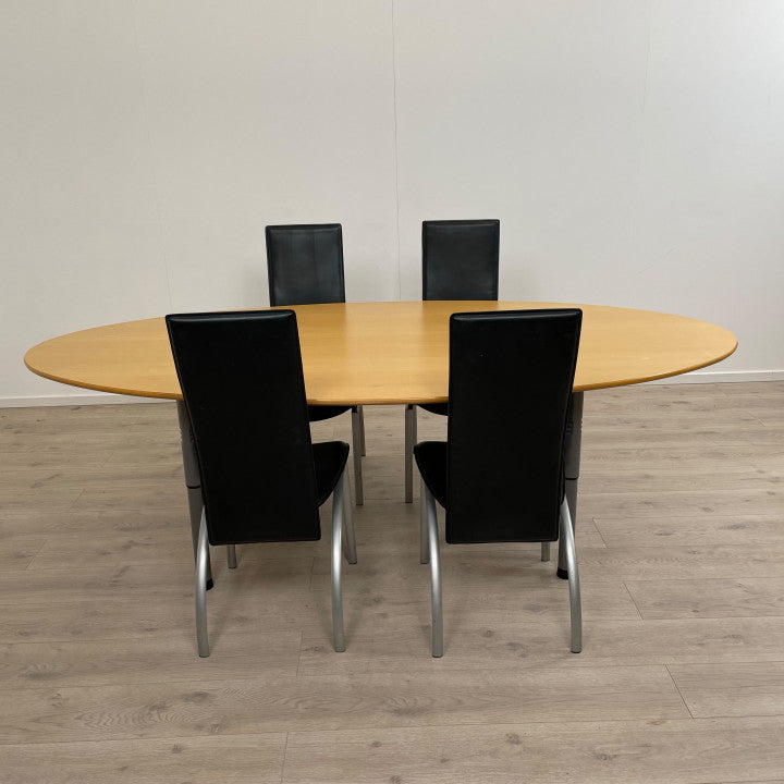 Trefarget møteromsbord i oval form