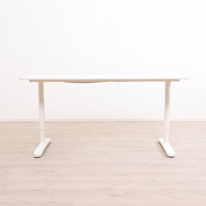 Bekant helhvit skrivebord/arbeidsbord