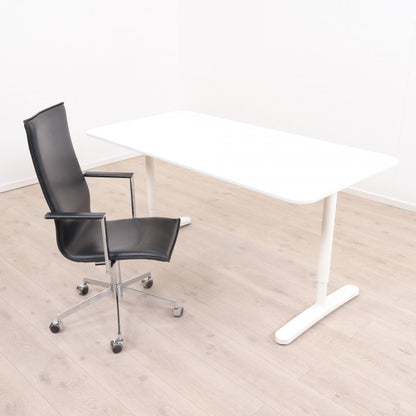 Bekant helhvit skrivebord/arbeidsbord