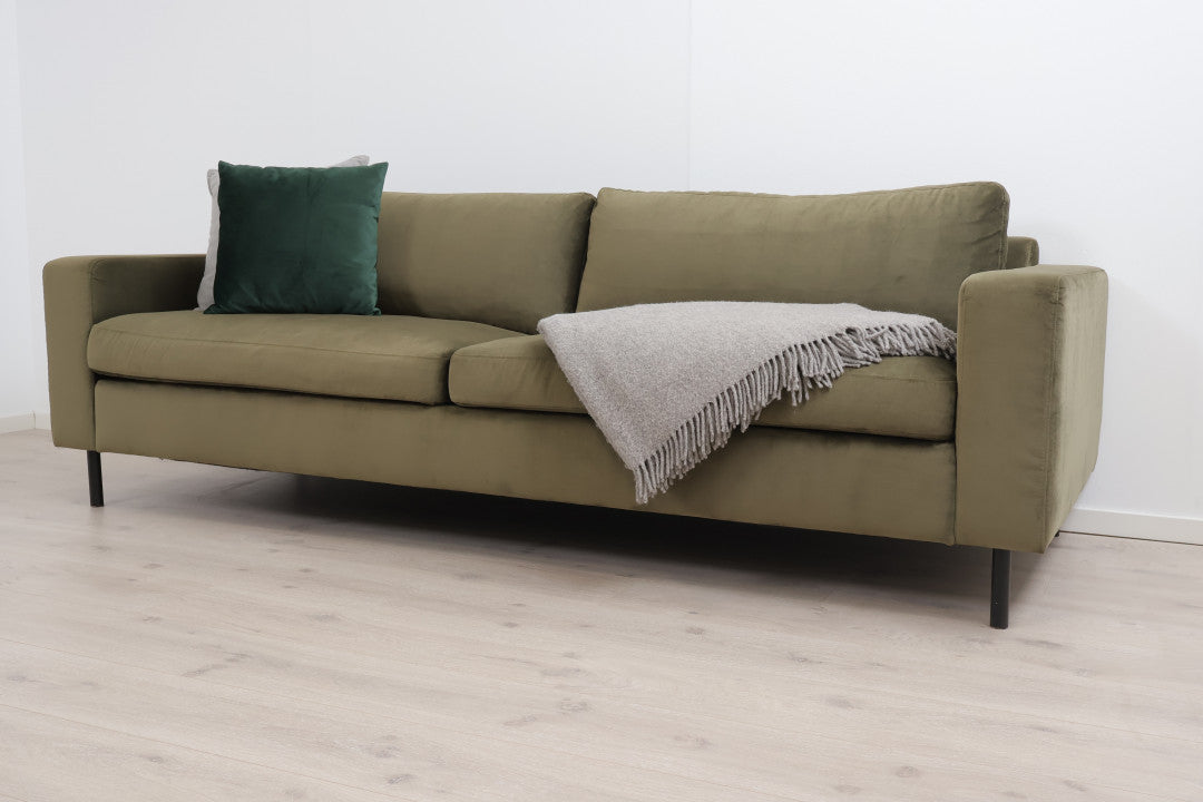 Nyrenset | Olivengrønn Bolia Scandinavia 3-seter sofa i velour med dunputer
