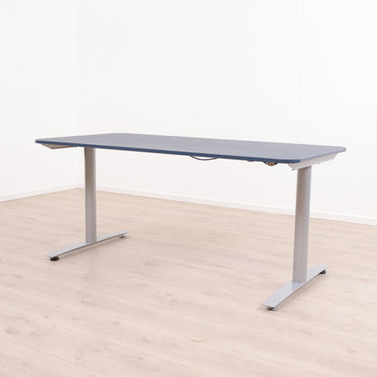 Elektriske hev/senk skrivebord med grått understell og sort Bekant bordplate