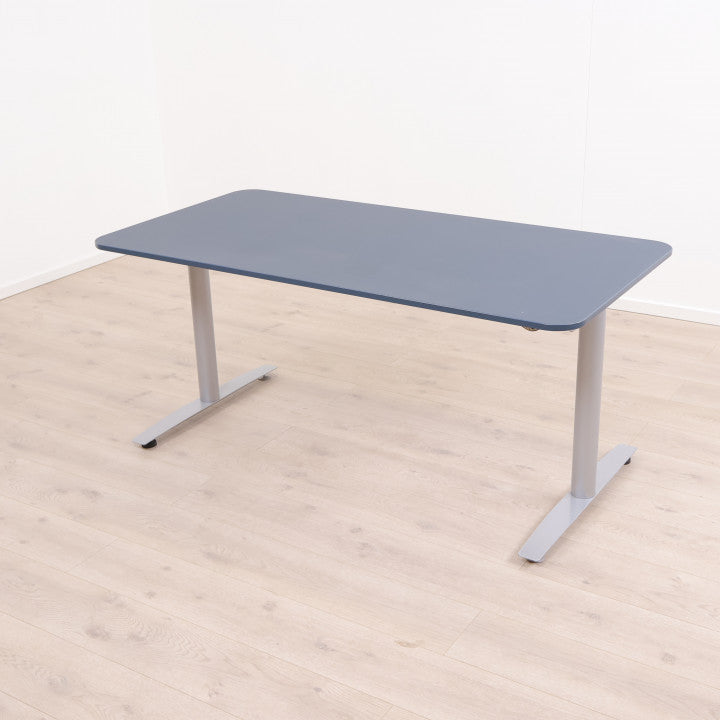 Elektriske hev/senk skrivebord med grått understell og sort Bekant bordplate