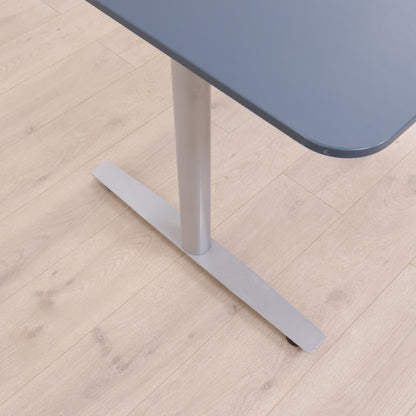 Elektriske hev/senk skrivebord med grått understell og sort Bekant bordplate
