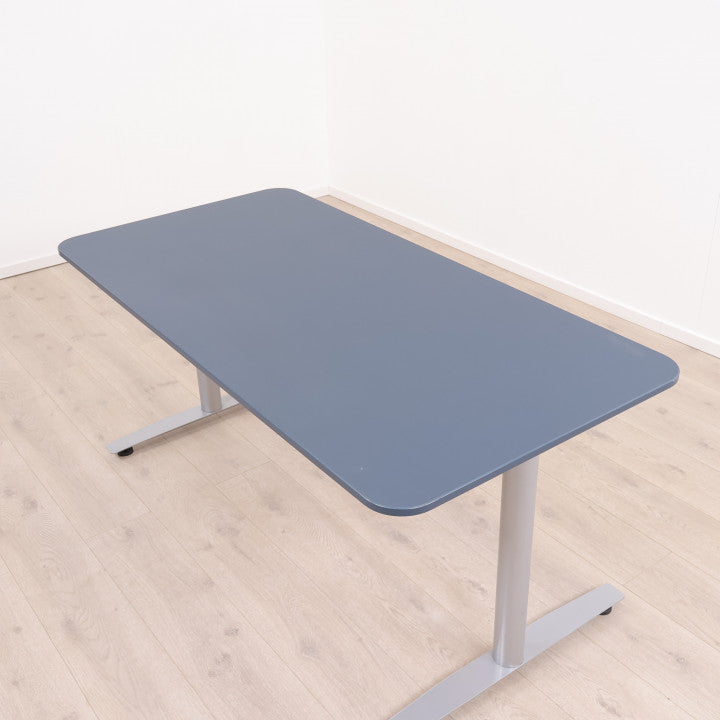 Elektriske hev/senk skrivebord med grått understell og sort Bekant bordplate