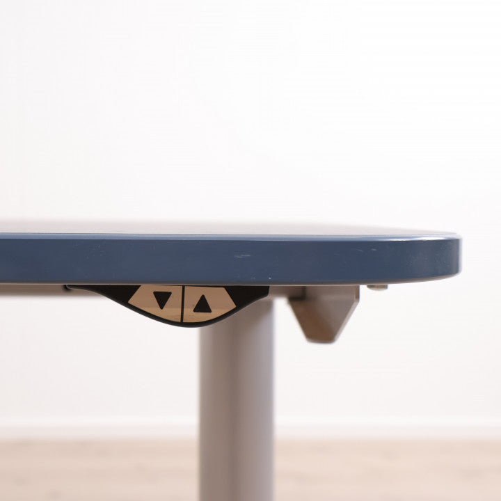 Elektriske hev/senk skrivebord med grått understell og sort Bekant bordplate