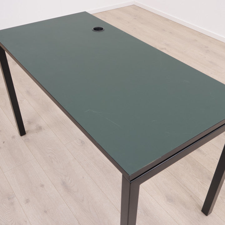ForaForm skrivebord med havgrønn bordplate