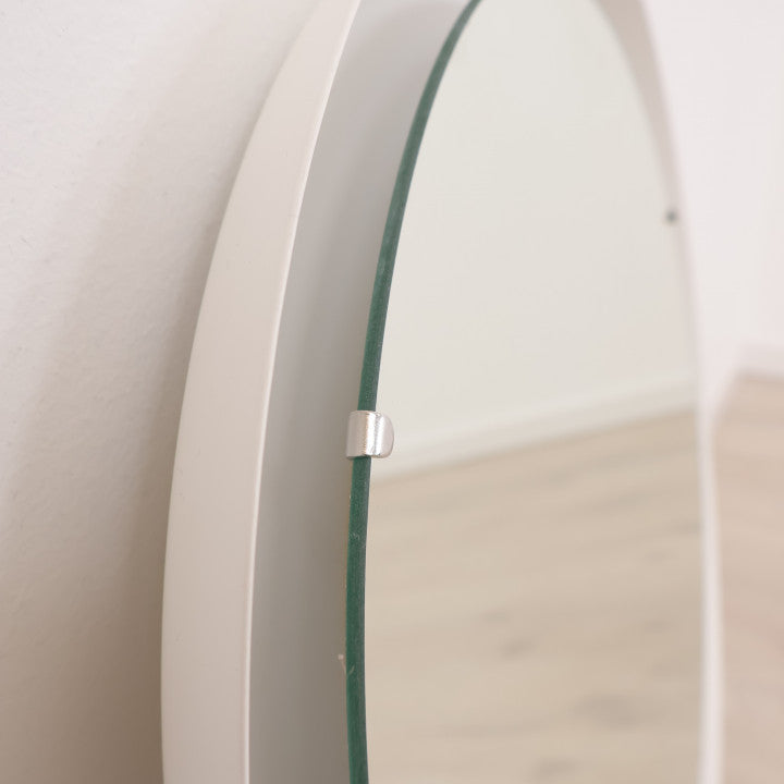 Rundt, hvitt speil med LED belysning og mulighet for veggfeste