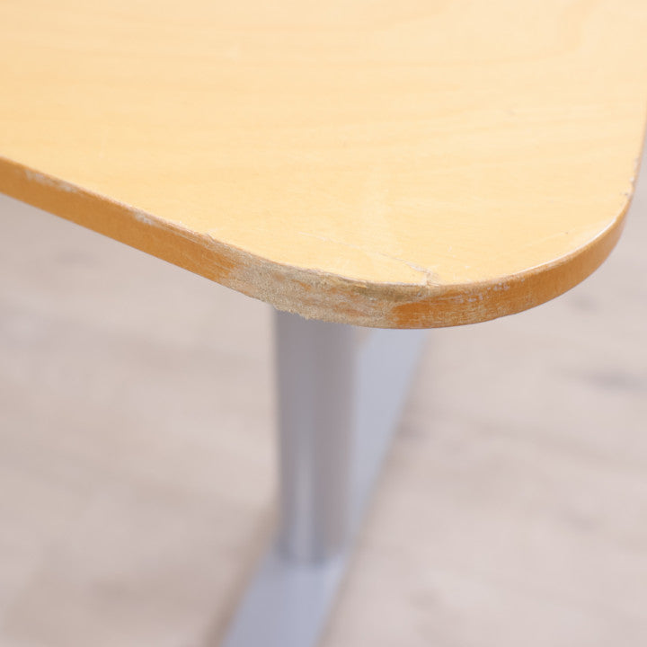 Elektrisk hev/senk skrivebord med kabelluke