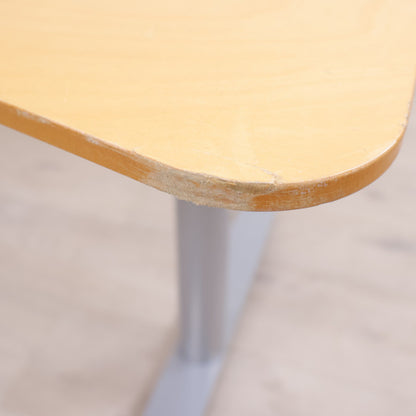 Elektrisk hev/senk skrivebord med kabelluke