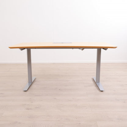 Elektrisk hev/senk skrivebord med kabelluke