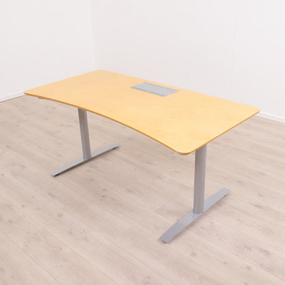 Elektrisk hev/senk skrivebord med kabelluke