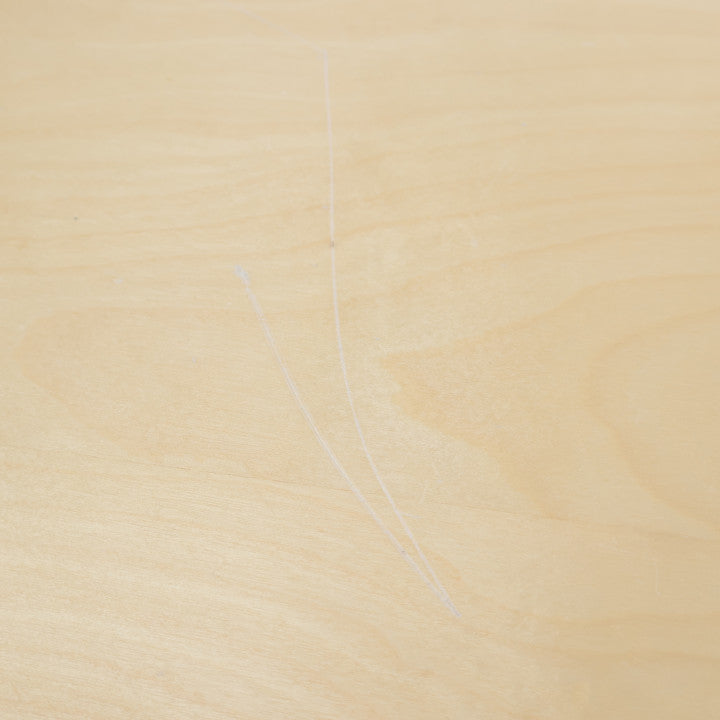 Elektrisk hev/senk skrivebord med kabelluke