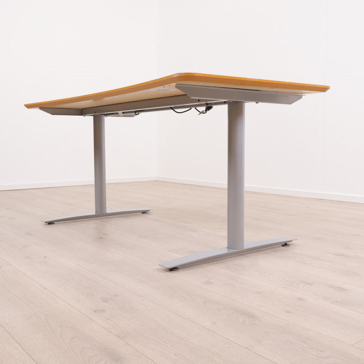 Elektrisk hev/senk skrivebord med kabelluke