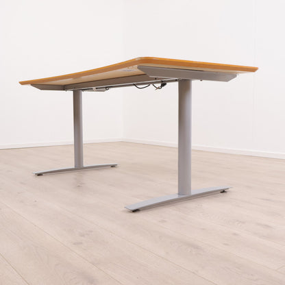 Elektrisk hev/senk skrivebord med kabelluke