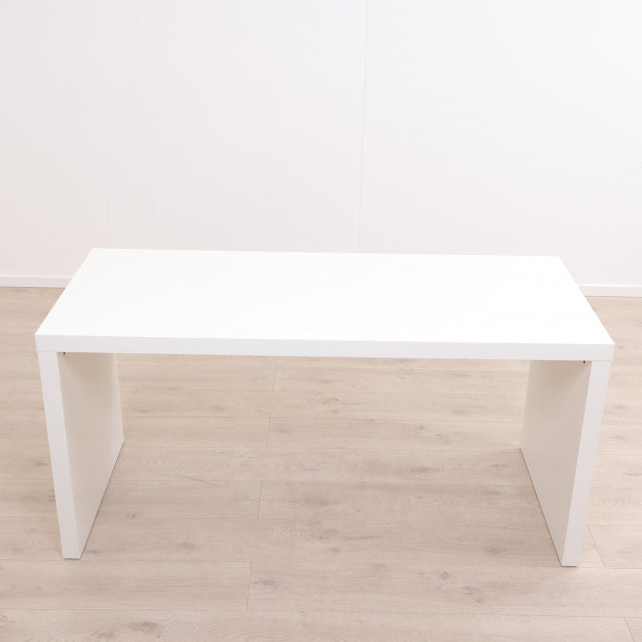 Hvitt skrivebord med kabelluke og mulighet for kabelgjennomføring