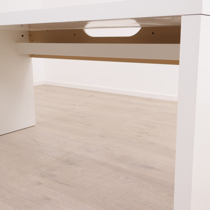 Hvitt skrivebord med kabelluke og mulighet for kabelgjennomføring