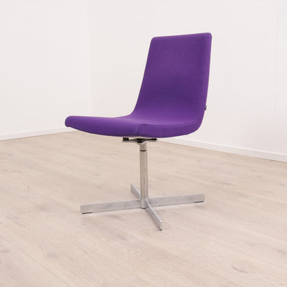 Fora Form møteromsstoler i lilla ullstoff