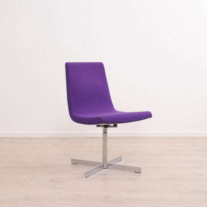 Fora Form møteromsstoler i lilla ullstoff