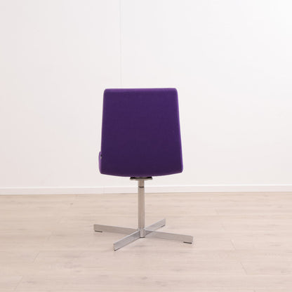 Fora Form møteromsstoler i lilla ullstoff