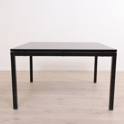 Sort spisebord i stilrent design