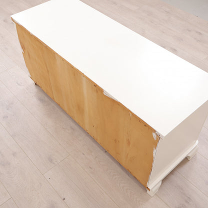 Hvit kommode i vintage design