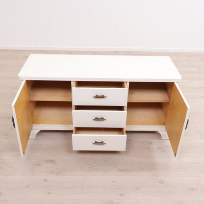 Hvit kommode i vintage design