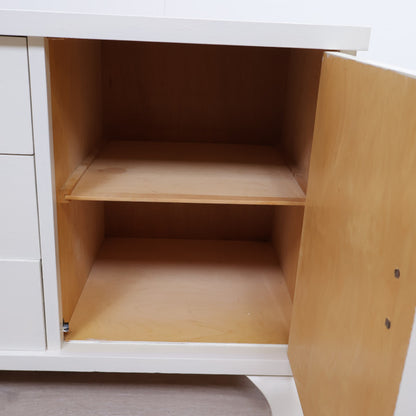 Hvit kommode i vintage design