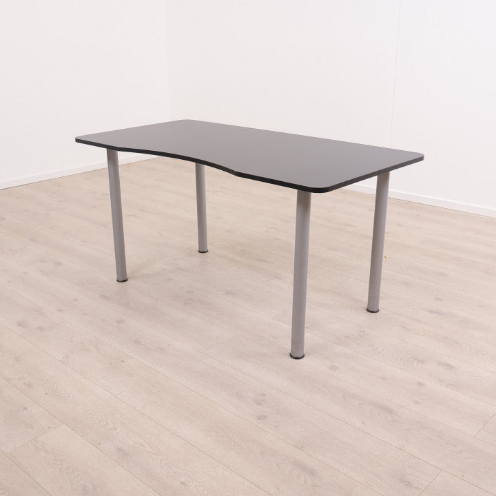 Sort skrivebord med fire stk grå bordben