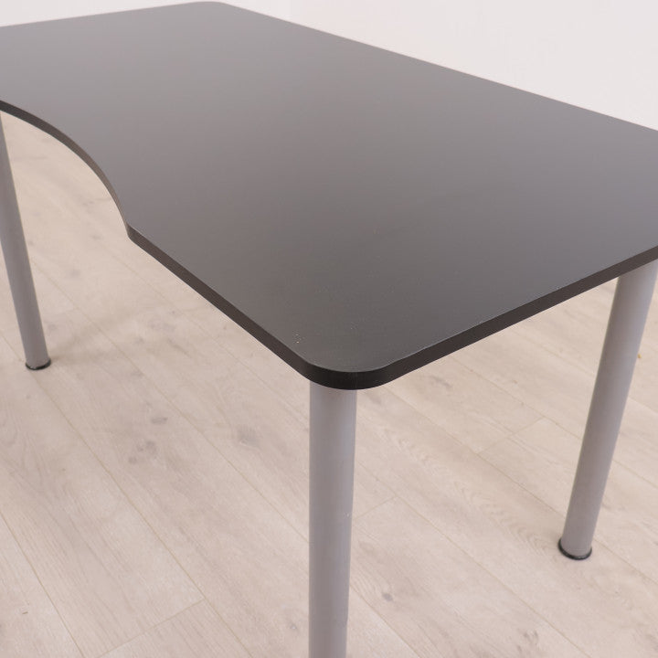 Sort skrivebord med fire stk grå bordben
