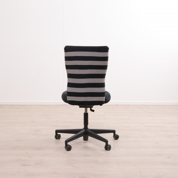Nyrenset | Vitra kontorstol med stripete rygg
