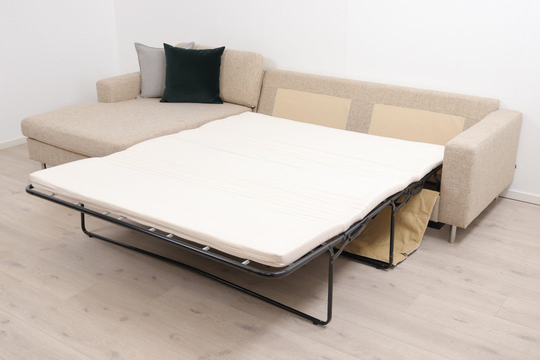 Nyrenset | Beige Bolia Scandinavia 3,5-seter sjeselongsofa/sovesofa med puff