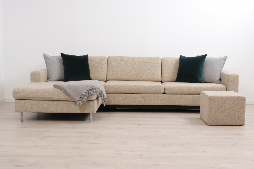 Nyrenset | Beige Bolia Scandinavia 3,5-seter sjeselongsofa/sovesofa med puff