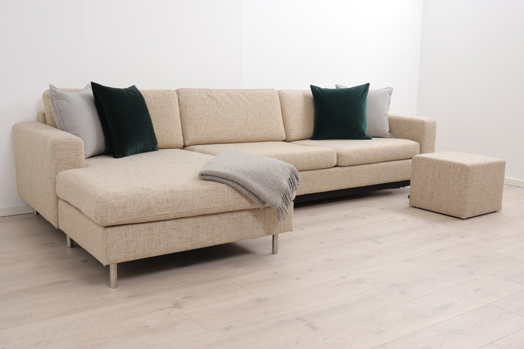 Nyrenset | Beige Bolia Scandinavia 3,5-seter sjeselongsofa/sovesofa med puff