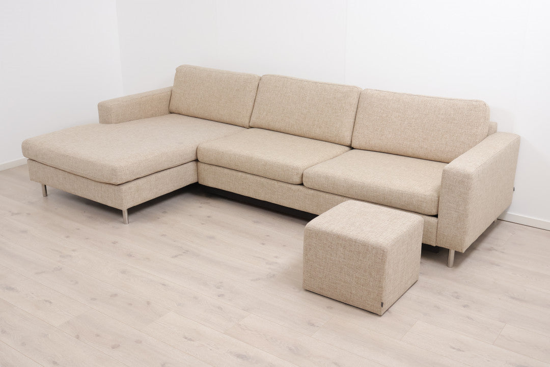 Nyrenset | Beige Bolia Scandinavia 3,5-seter sjeselongsofa/sovesofa med puff