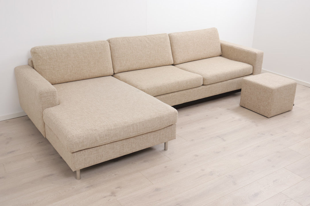 Nyrenset | Beige Bolia Scandinavia 3,5-seter sjeselongsofa/sovesofa med puff