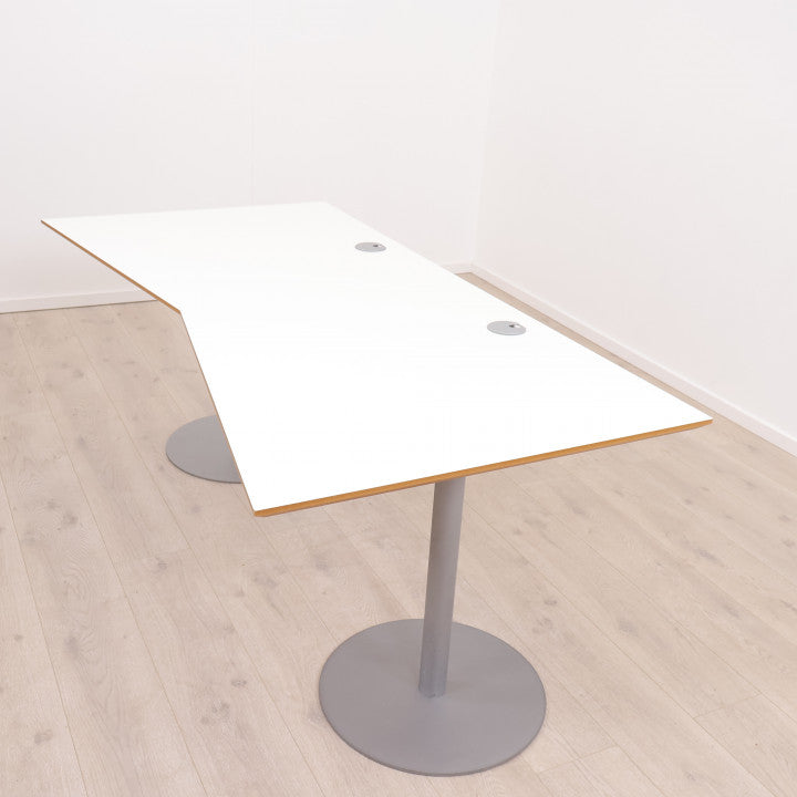 180x80 cm, Møtebord/skrivebord med to stk kabelhull