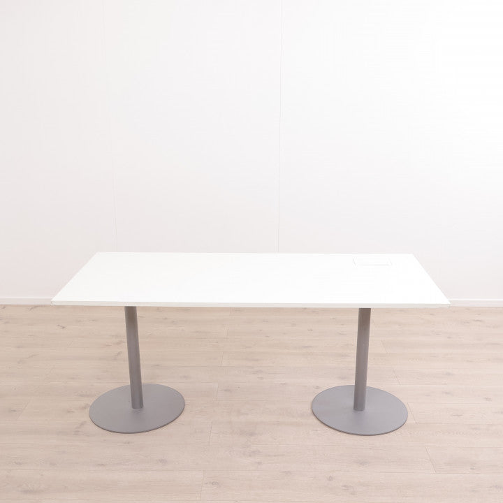 Møtebord/skrivebord med kabelluke i bordplaten