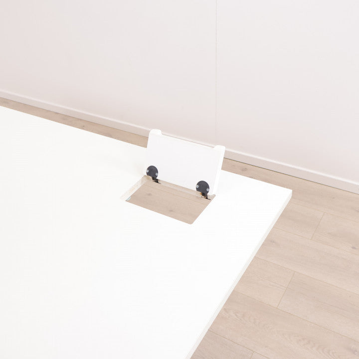 Møtebord/skrivebord med kabelluke i bordplaten